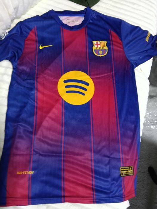 Vând 2 tricouri absolut noi, unul cu tot cu short.Fotbalisti celebri