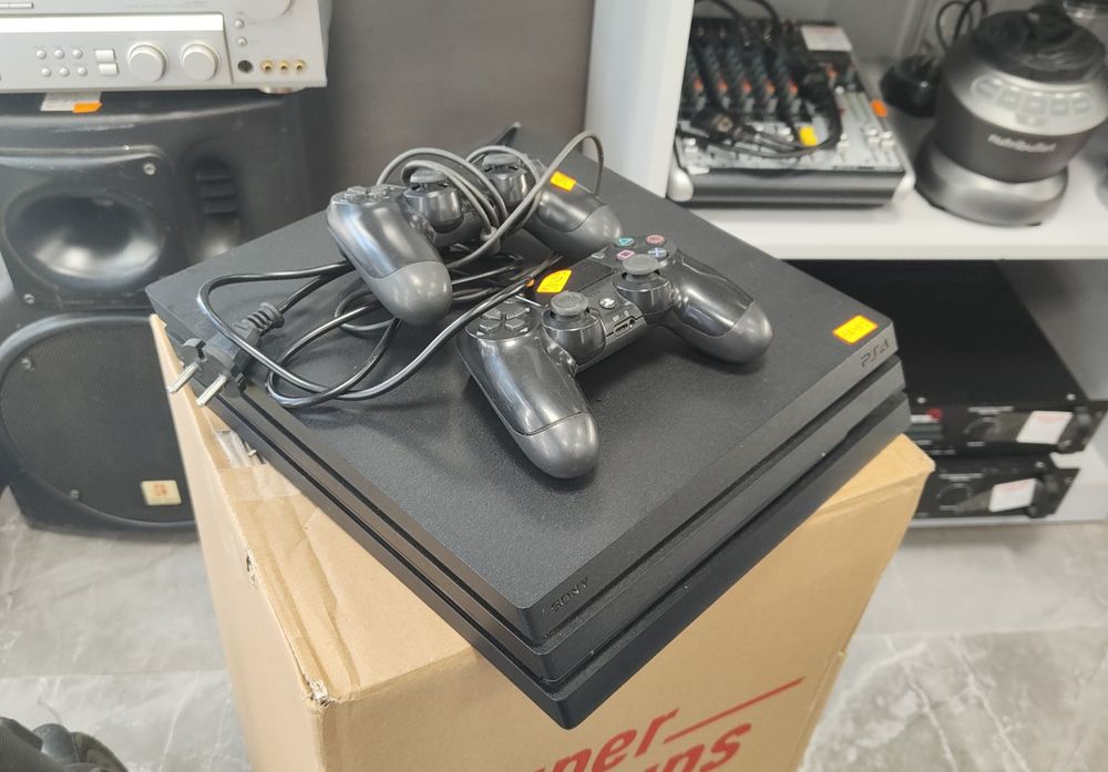 Playstation 4 Pro 1TB с 2 контролера!!!