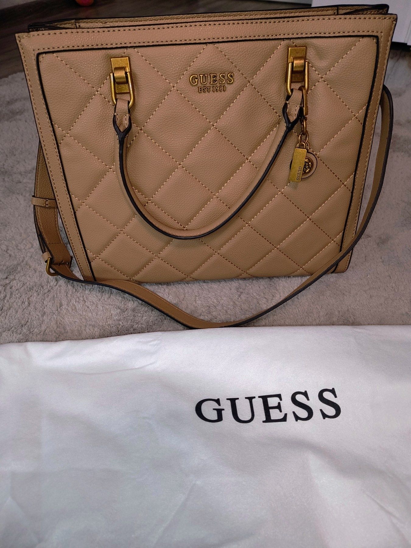 Оригинална чанта на Guess в бежов цвят