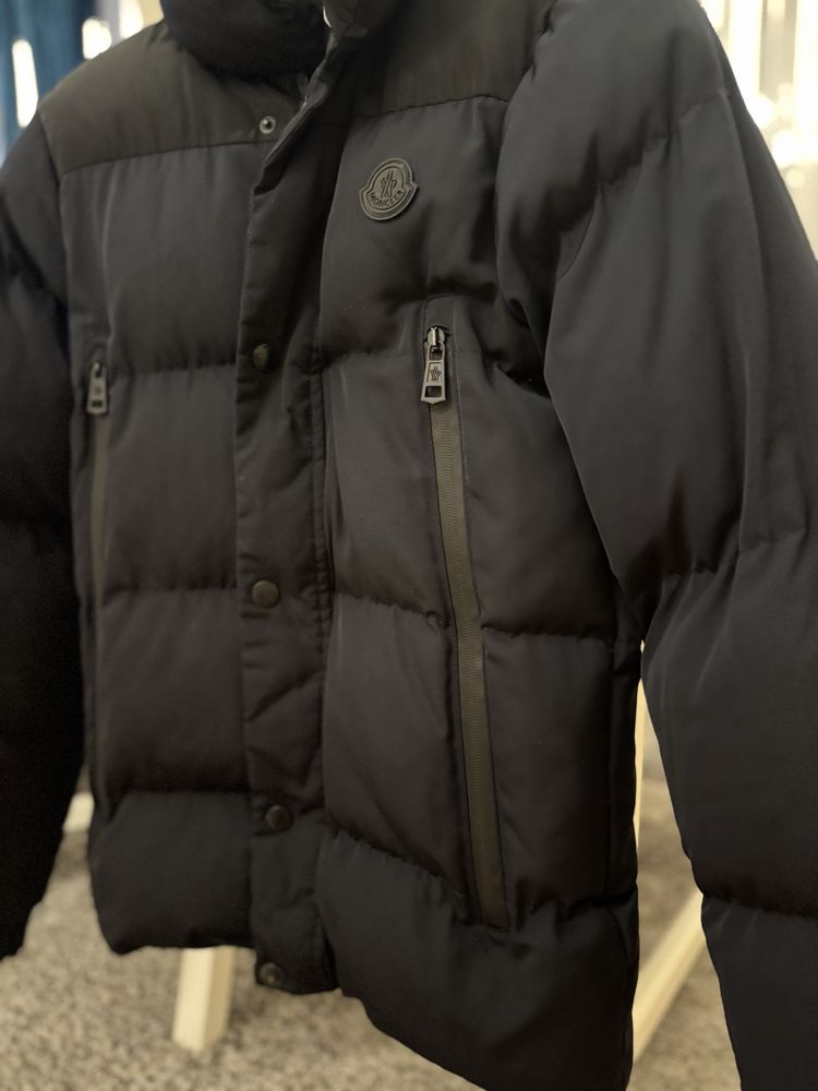 Geaca Moncler, neagra cu albastru inchis
