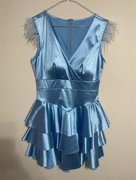 Rochie scurtă bleu satinat cu volane și pene la umeri