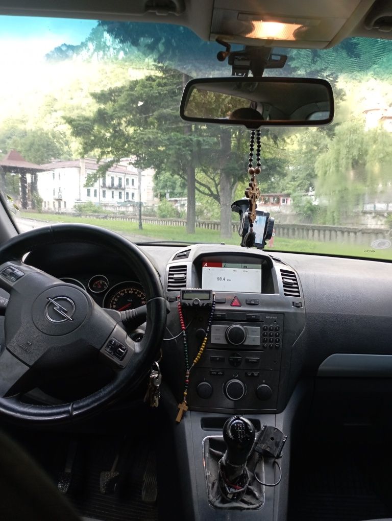 Vând Opel Zafira