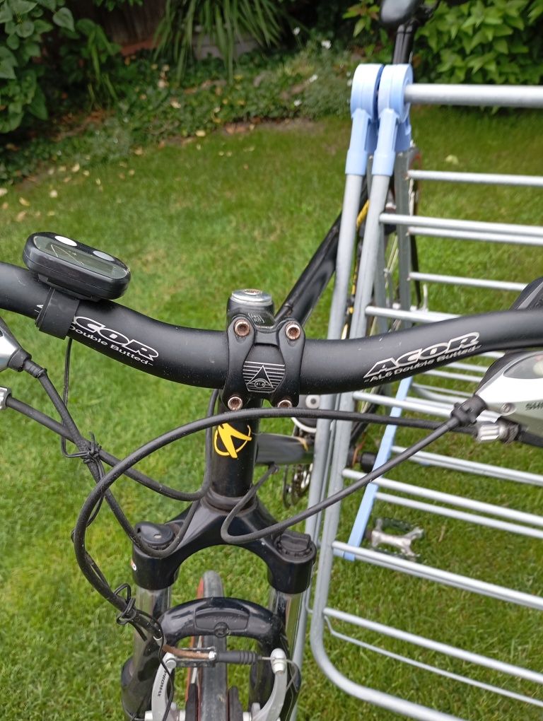 Bicicleta cursiera făcută din bucăți .Piesele au fost montate de mine.