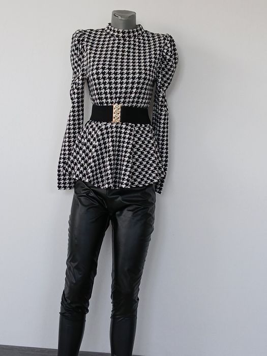 Vând Compleuri de damă L.100 de lei bucata ..