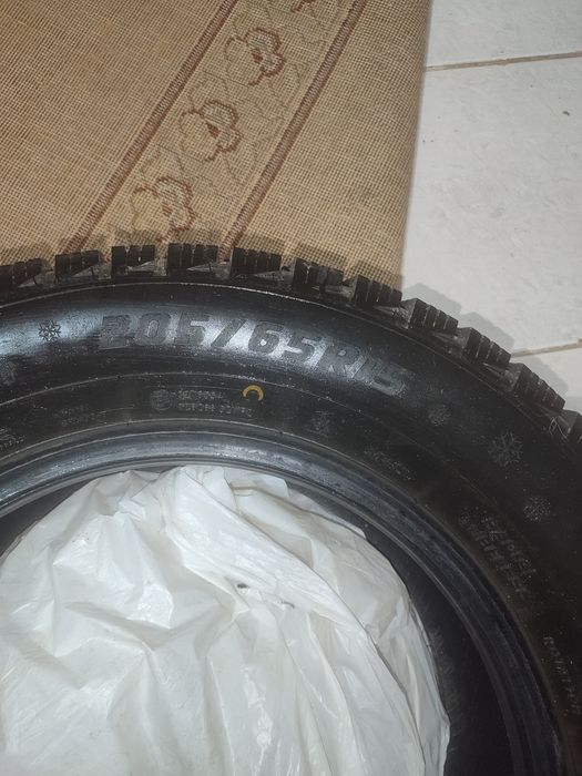 Продам зимнюю шипованую резину на 15а 15