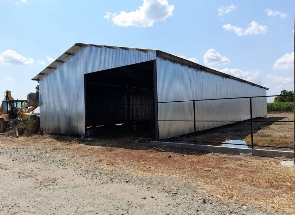 Vând hală metalică de pe stoc 10 cu 20 cu 4 m la streașină cu tot cu m