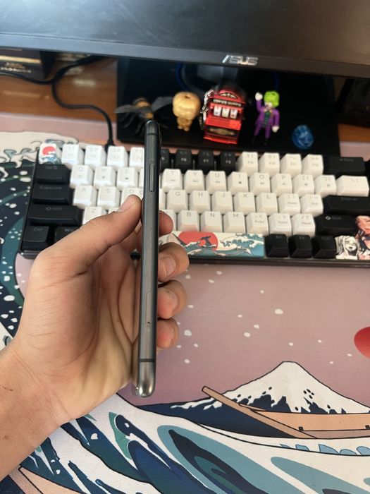 Vand iPhone 11 negru