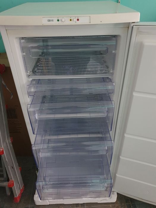 Vând Congelator vertical 6 sertare Zanussi