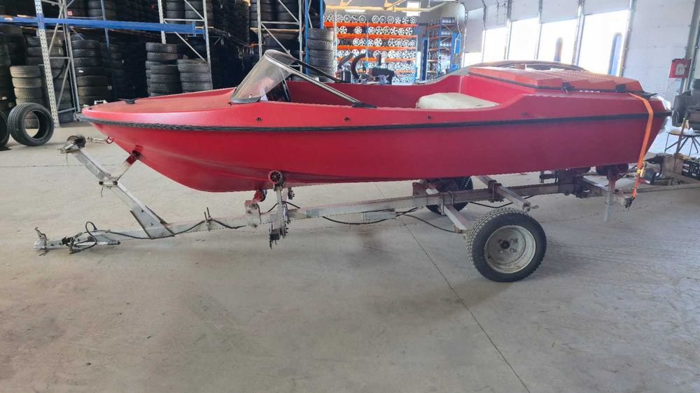 Vand barca (cu motor 20cp) si peridoc