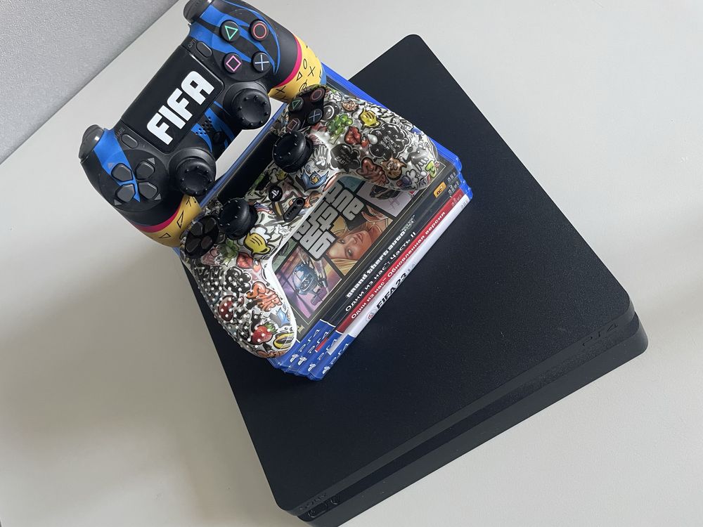 Продам PS4 в идеальном состоянии!