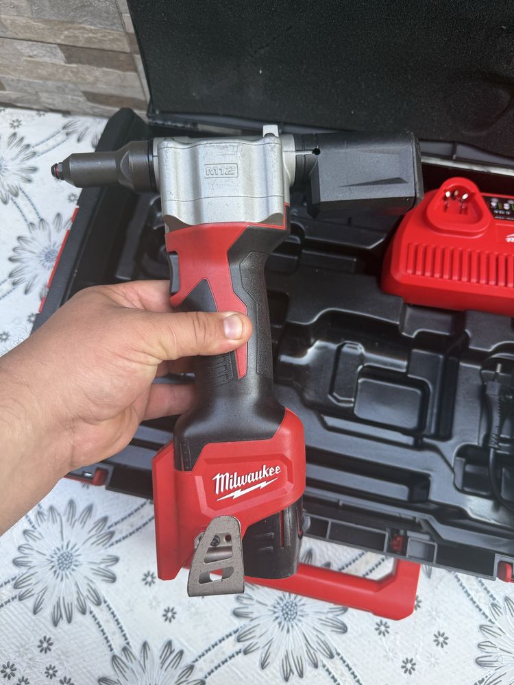 Акумулаторна нитачка MILWAUKEE M12 BPRT