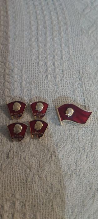 Продается значки комсомольские