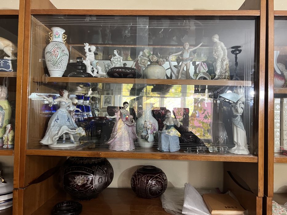 Bibelouri si mobila veche