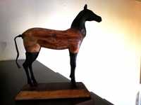 Прекрасна статуетка на кон от дърво и метал