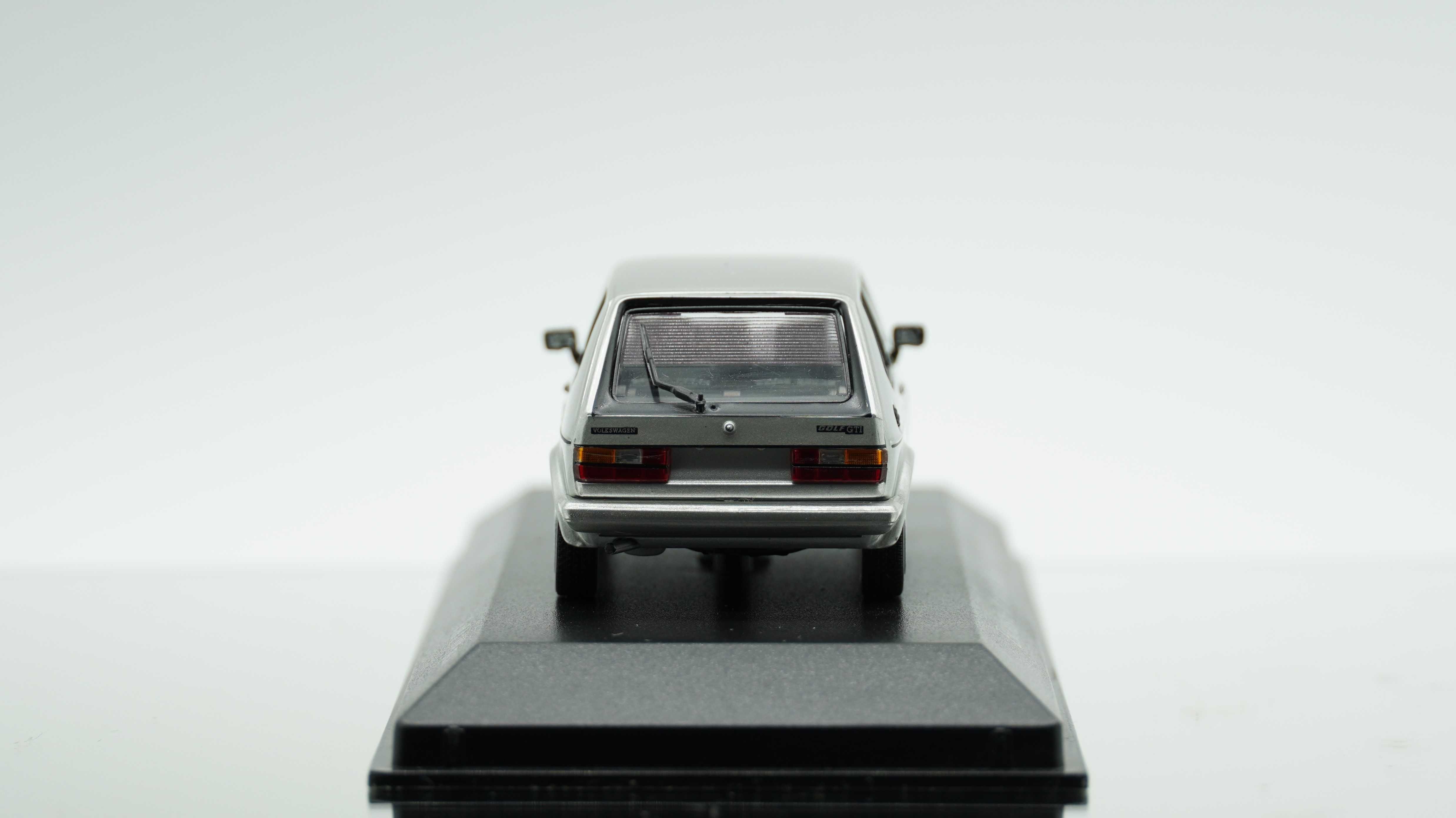 Volkswagen Golf GTI 'Pirelli' - Minichamps 1/43