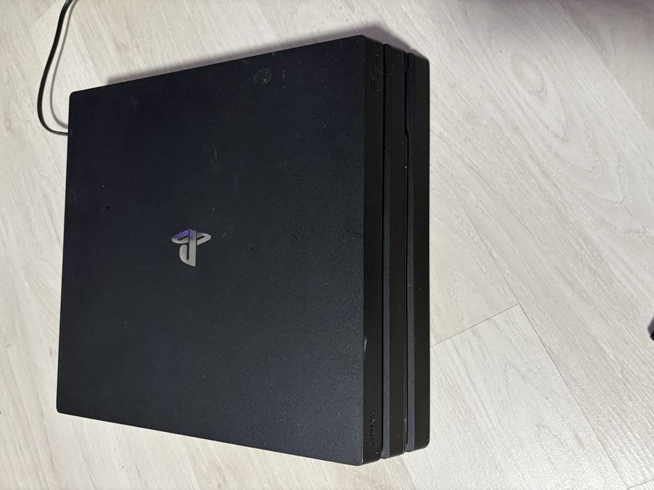 PS4 Pro cu două controllere cu fifa 23