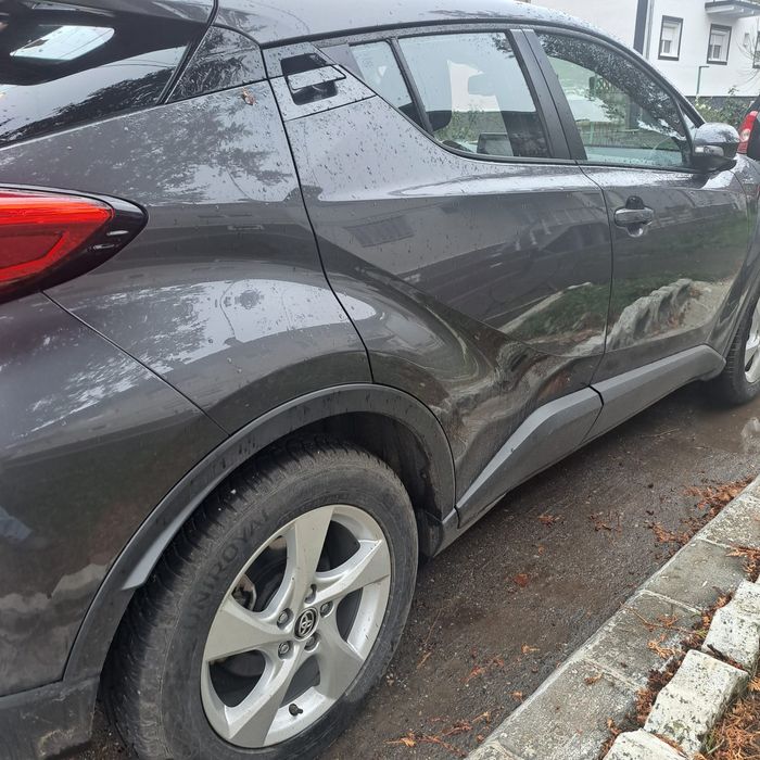 Vând Toyota C-HR hibrid