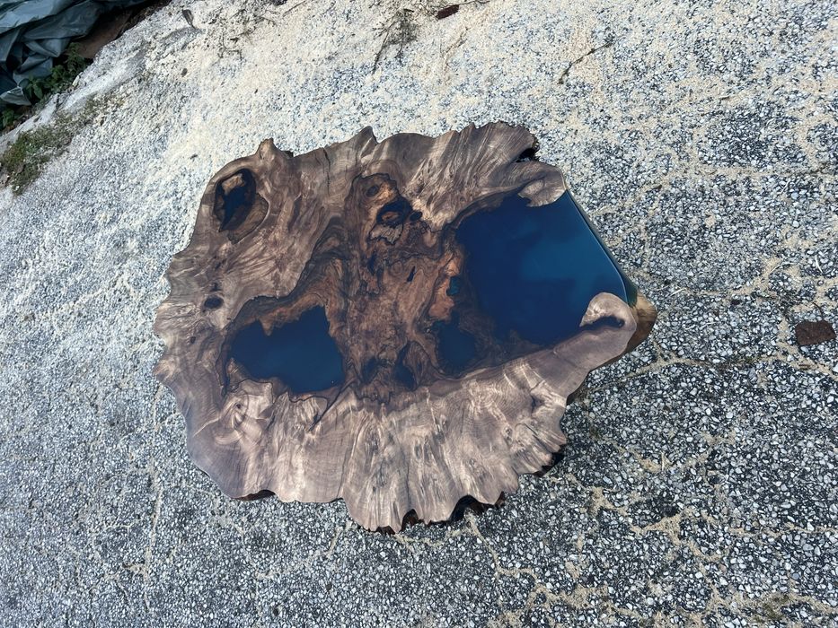 Налична уникална маса от орех и епоксидна смола