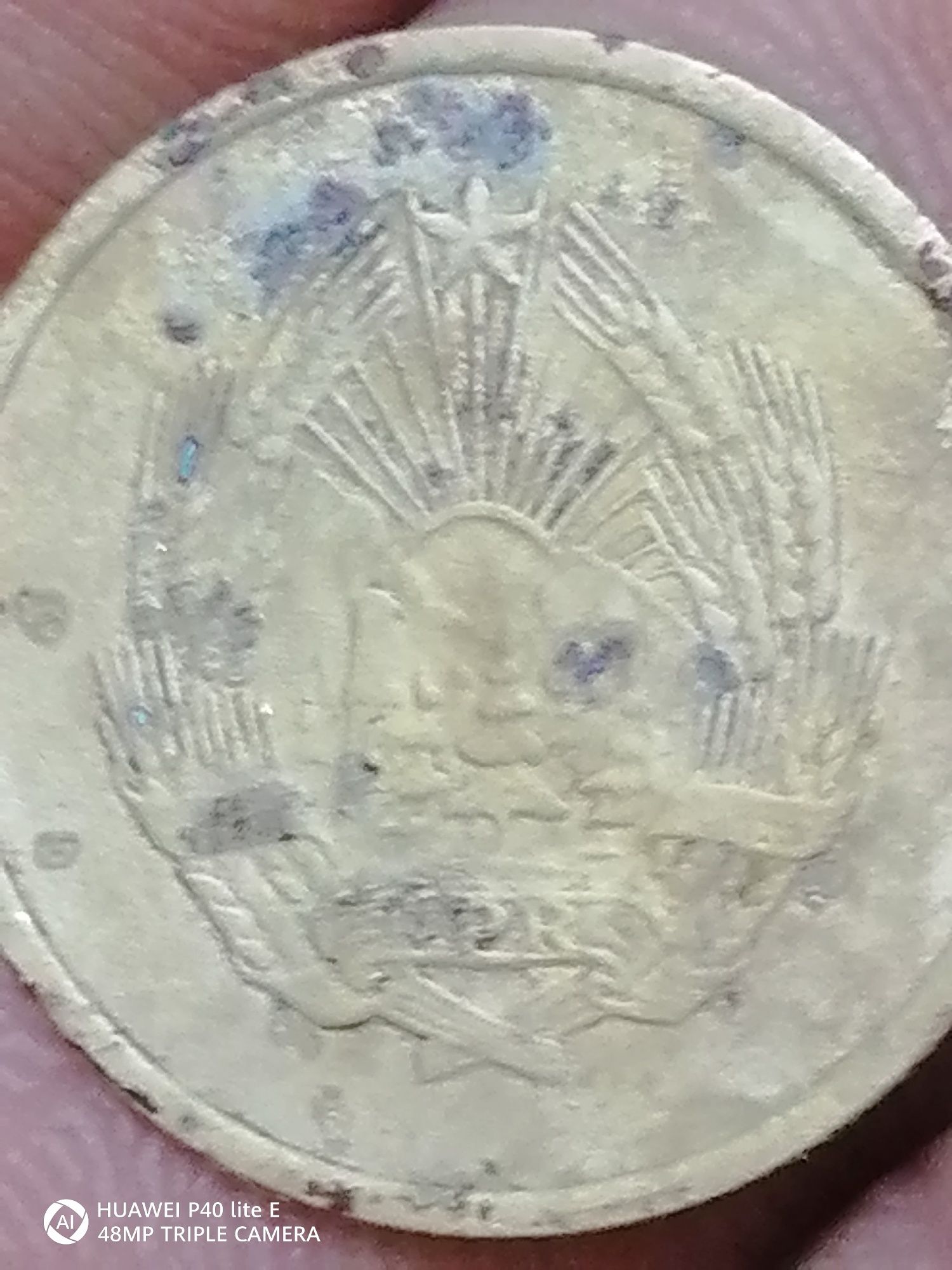 Monede euro și un bănuț de 5 românesc