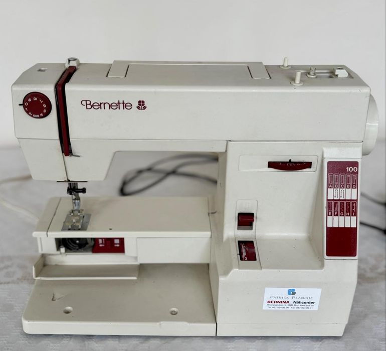 Masina de cusut Bernette 100 by Bernina-functionala cu pedala inclusa