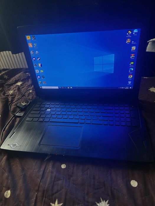 Vand leptop gaming asus,il dau cu mouse,mousepad si casti.
