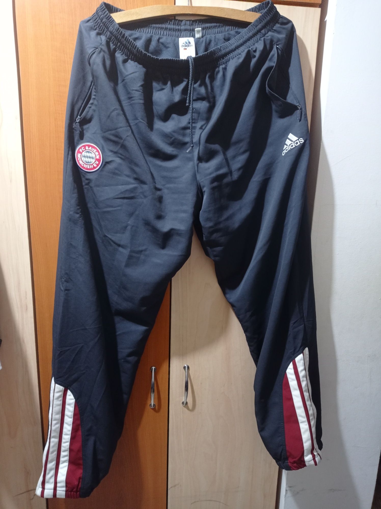 Vând pantaloni Adidas originali Bayern Munchen XL