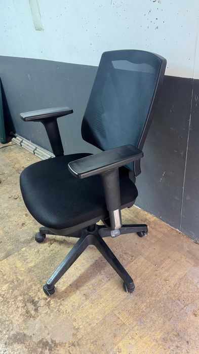 Продавам офис стол