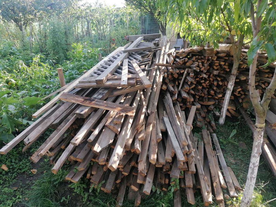se vinde lemn de foc din demolari