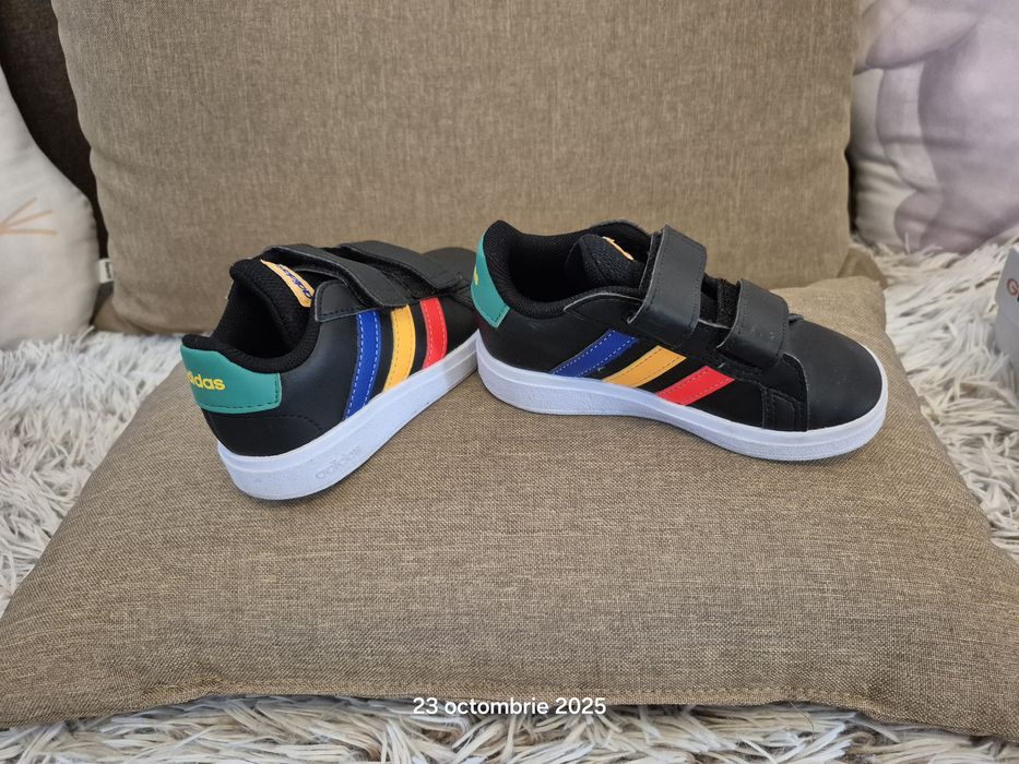 Vand incaltaminte Adidas, nr.24