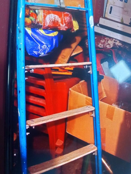 В связи с отъездом Продается все из дома ,стремянка для хозяйственных