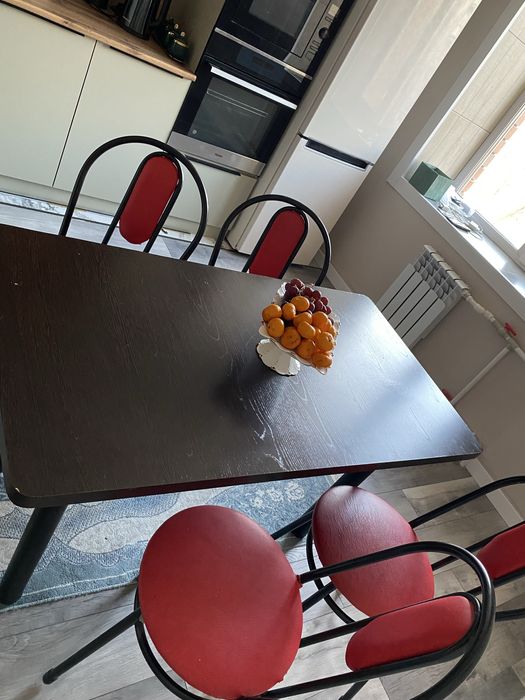 Стол со стульями