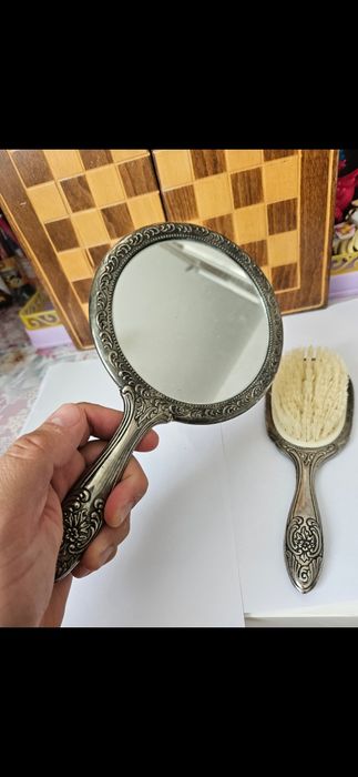Perie și oglinda de calitate