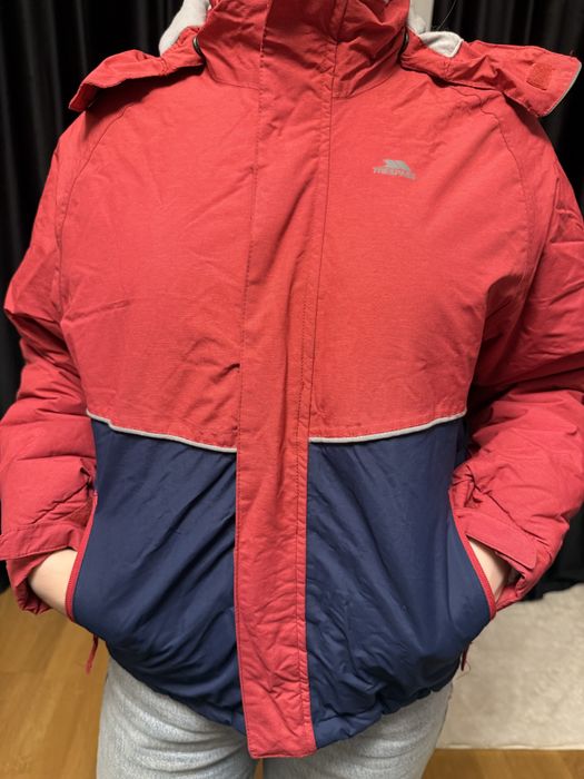 Vesta de blugi Jennifer Lopez si geaca impermeabila  Trespass