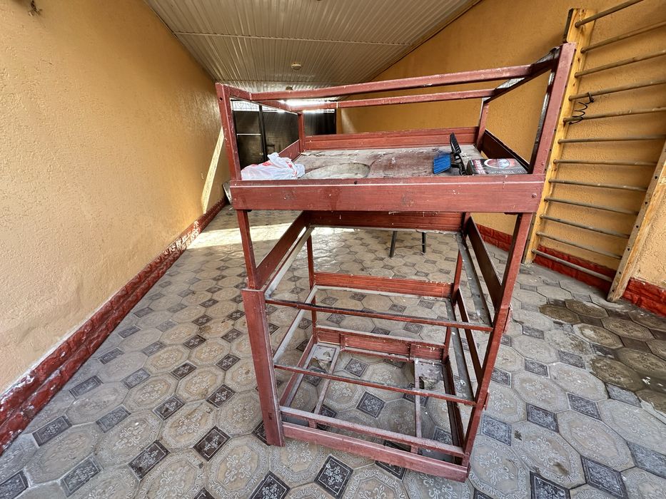 Продаю железный стеллаж (многоярусная полка)