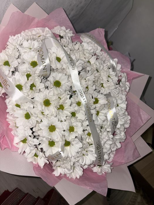 Цветы свежи утром покупал