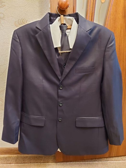 Костюм-тройка новый