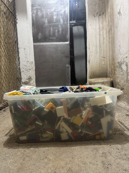 Cutie plina cu piese de lego si alte jucatii