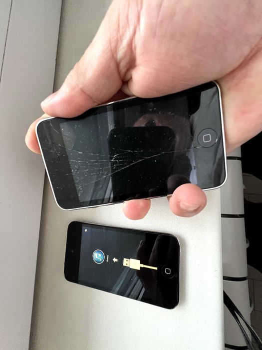 2 bucati iPod - uri capacitate 8 Gb