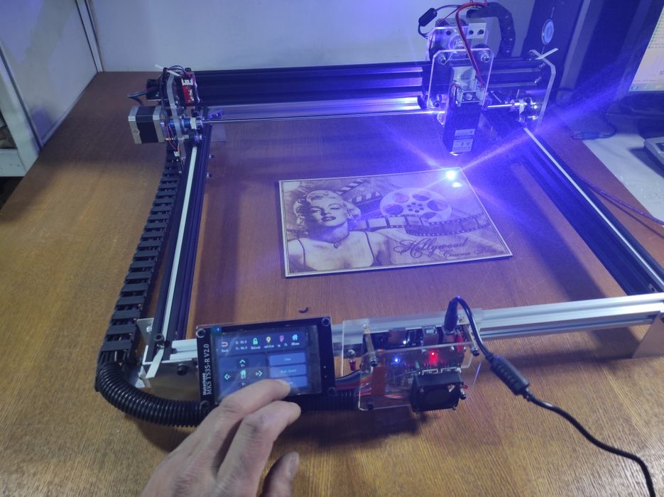 Лазерный станок с ЧПУ.