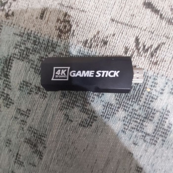 consola tip stick conectare prin hdmi + doua controlare wireless