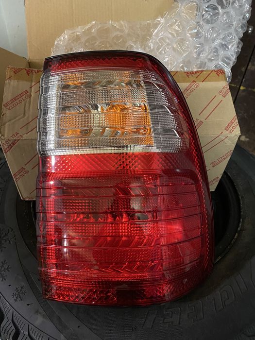 Фонарь задний Lexus lx470  Toyota  koito правая сторона оригинал новый