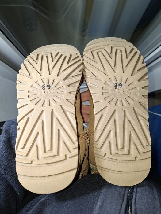 Vând cisme UGG nr 39 originale