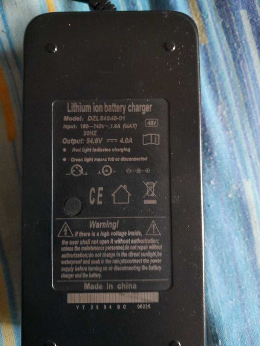 нова батерия 48v 20 ah комплект със стойка и зарядно 4 ампера