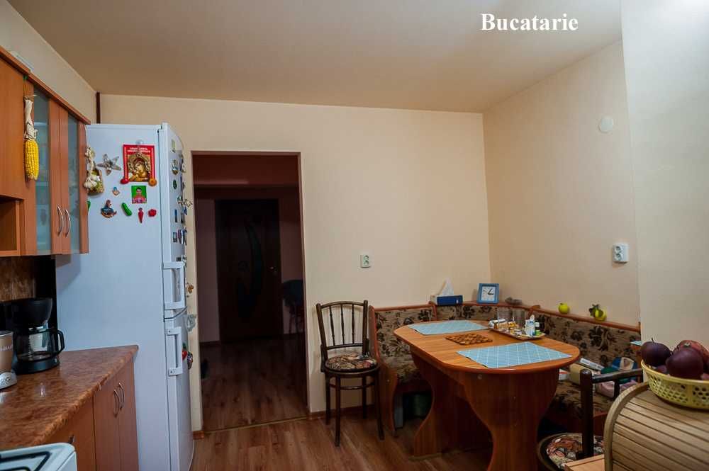 Vand - Schimd Apartament 4 camere, bucatarie, 2 băi in Chisineu Cris