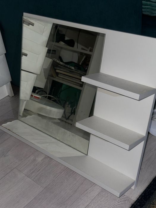 Продам зеркало в ванну с полками