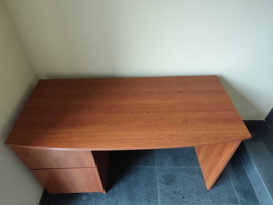 детско бюро цвят череша