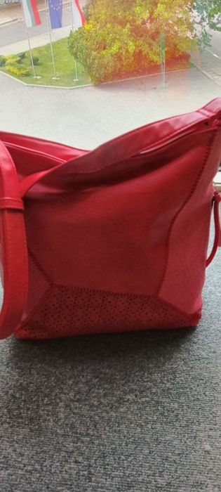 Дамска чанта от висококачествена  кожа в червен цвят.Декоративен пискю