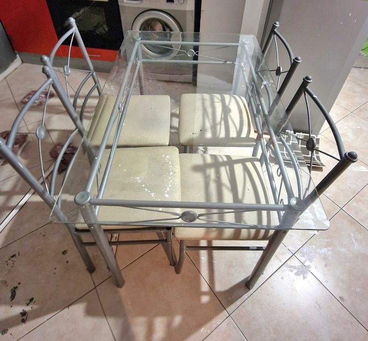 Стъклена маса с метални столове