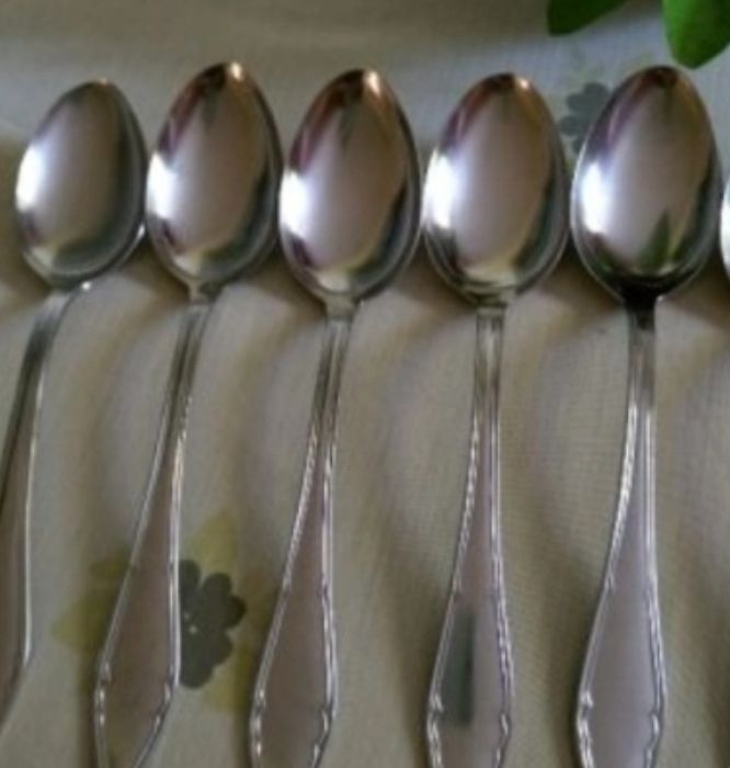 Вилици, лъжици, ножове.