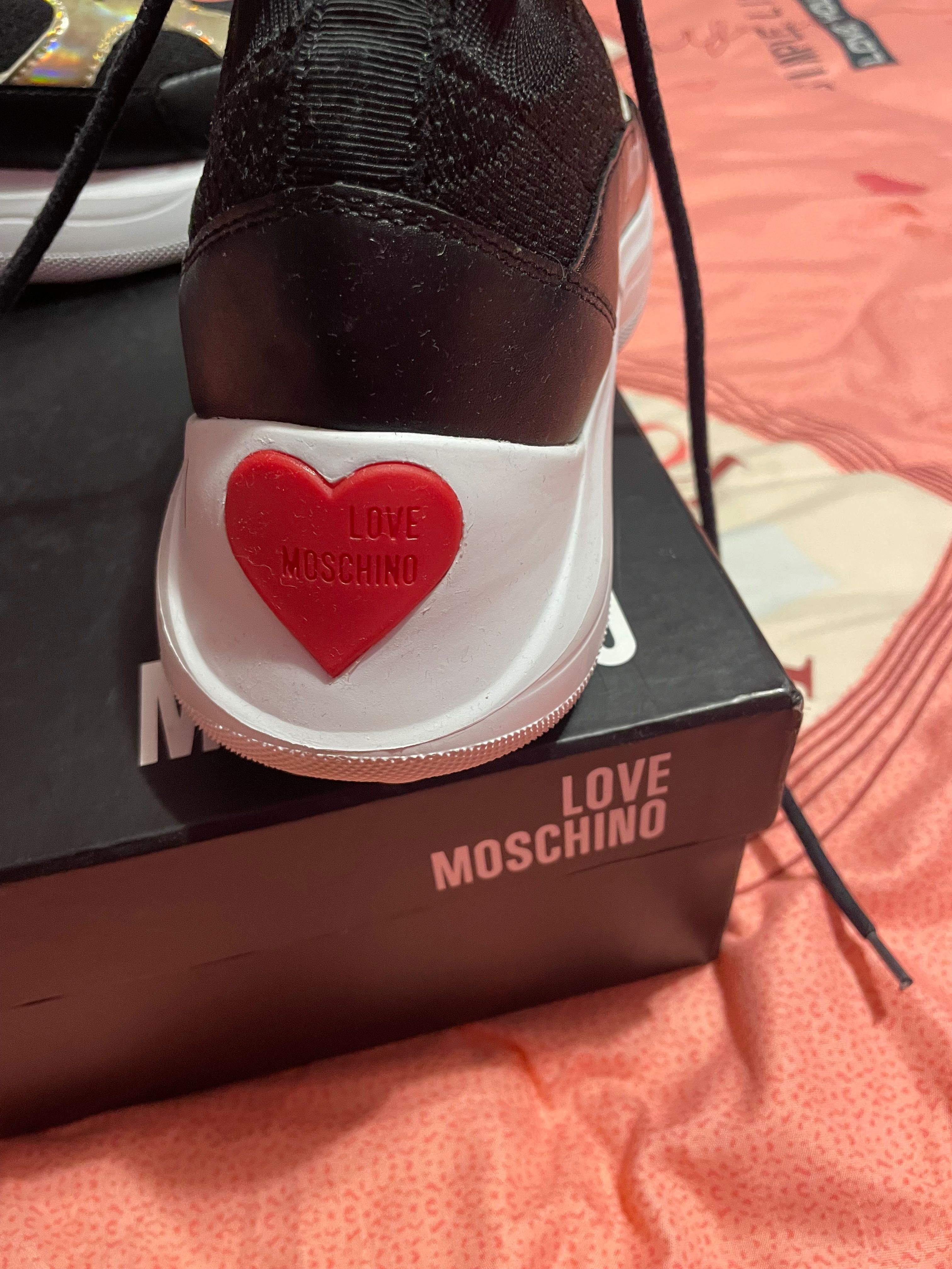 Сникърси Love Moschino